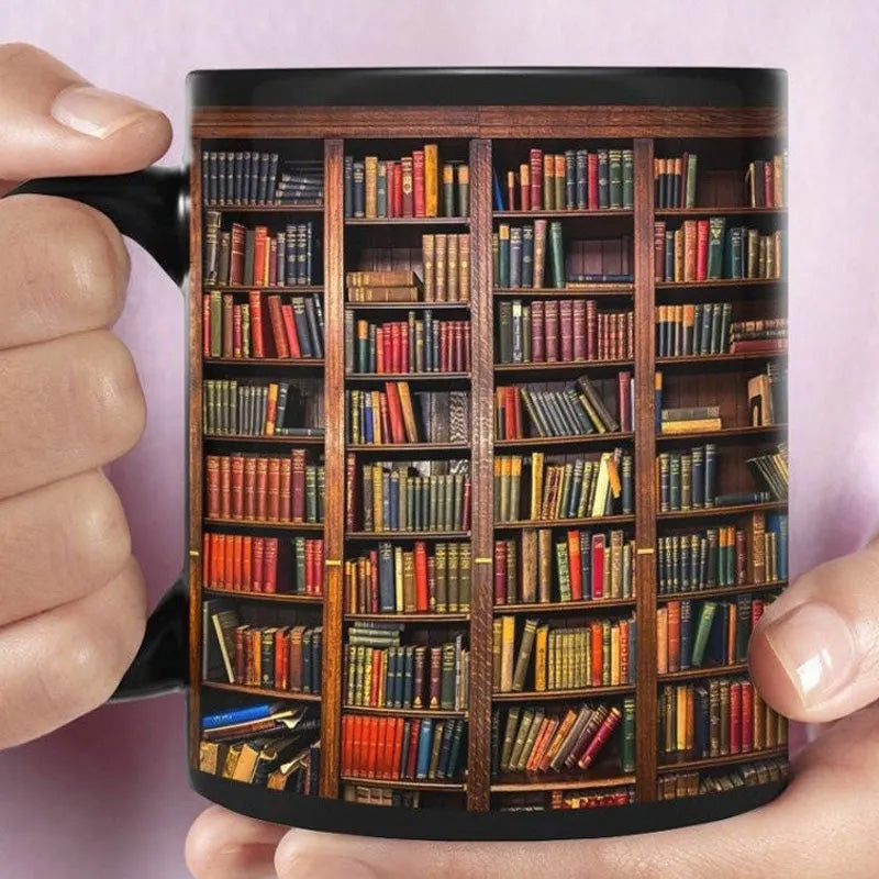 Kaffemuggar med böcker